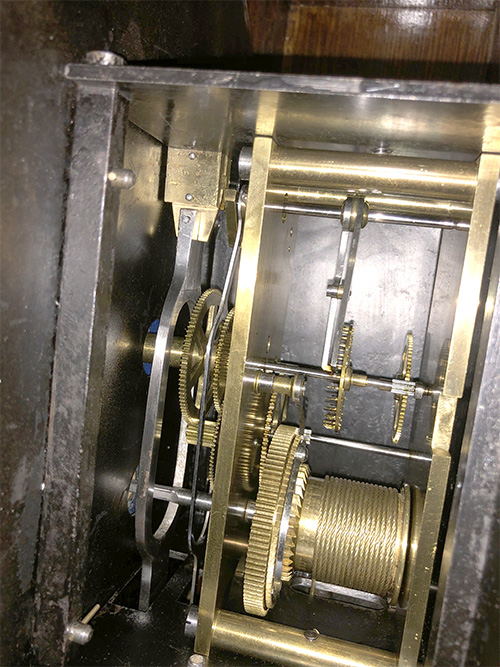 Clock mechanism from the right