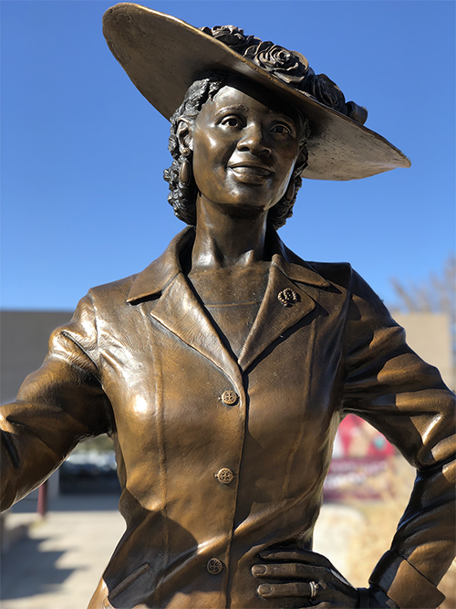 Fannie Mae Duncan statue close up
